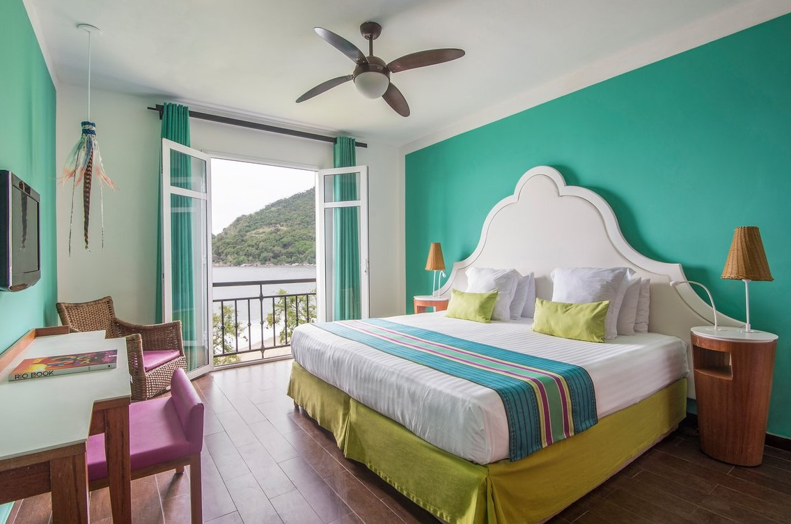 Chambre supérieure au Club Med Rio Das Pedras, décorée avec des inspirations créoles et offrant une vue sur les jardins ou les montagnes. Chambre supérieure au Club Med Rio Das Pedras, décorée avec des inspirations créoles et offrant une vue sur les jardins ou les montagnes.