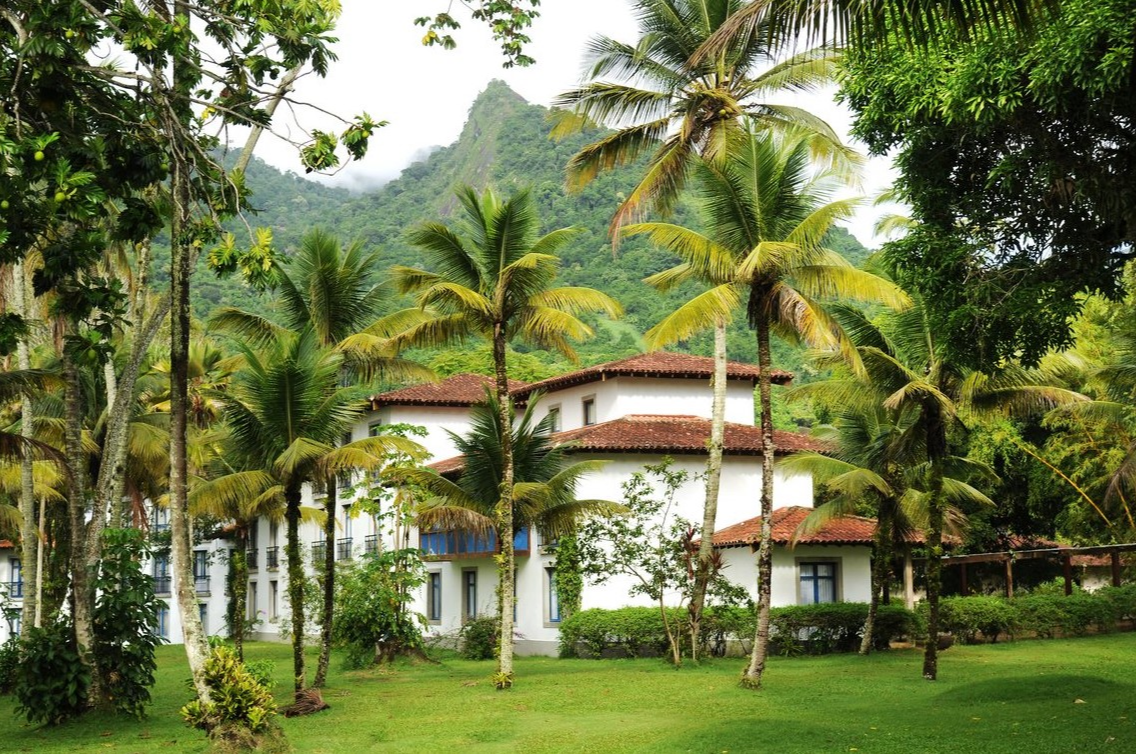 Le complexe Club Med Rio Das Pedras entouré de palmiers et dominé par une chaîne de montagnes tropicales. Le complexe Club Med Rio Das Pedras entouré de palmiers et dominé par une chaîne de montagnes tropicales.