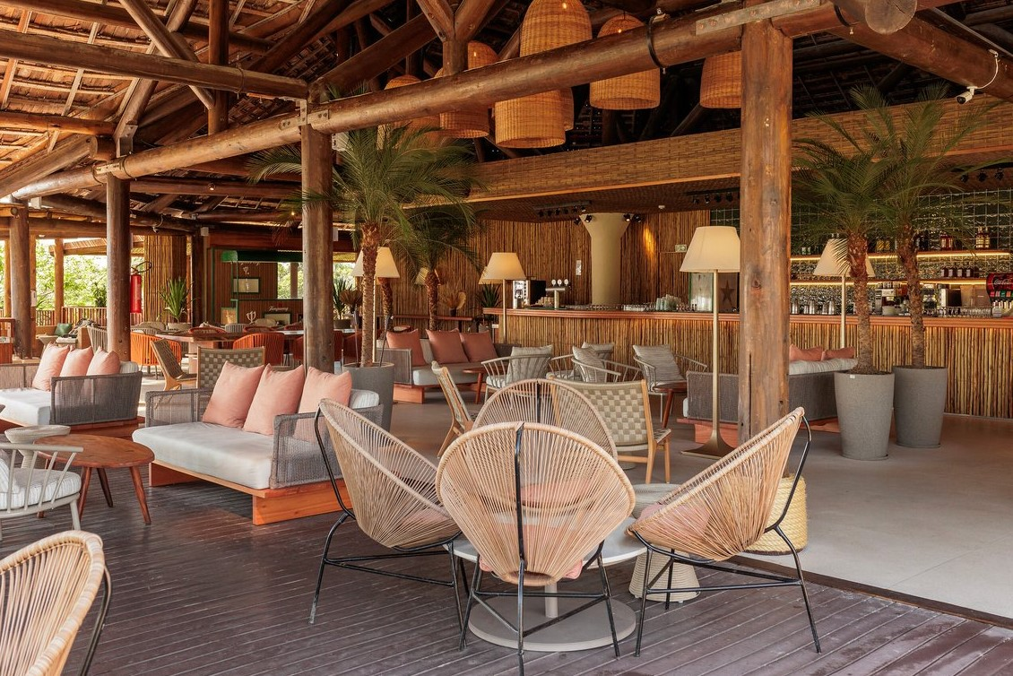 Aire commune couverte au Club Med Trancoso, avec bar, fauteuils et divans, idéale pour se détendre en soirée. Aire commune couverte au Club Med Trancoso, avec bar, fauteuils et divans, idéale pour se détendre en soirée.