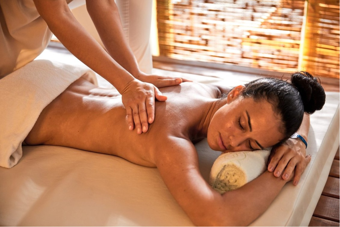 Femme recevant un massage relaxant au Club Med Trancoso, idéal pour un moment de détente absolue. Femme recevant un massage relaxant au Club Med Trancoso, idéal pour un moment de détente absolue.