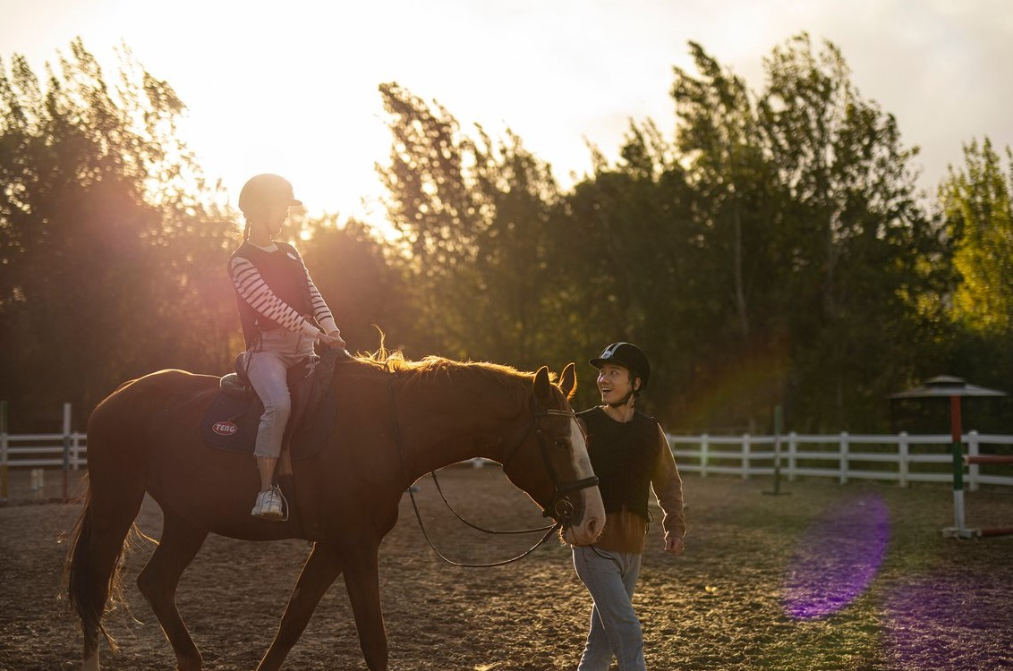 Femme à cheval au Club Med Yasmina, guidée par un instructeur dans le centre équestre, une activité relaxante. Femme à cheval au Club Med Yasmina, guidée par un instructeur dans le centre équestre, une activité relaxante.