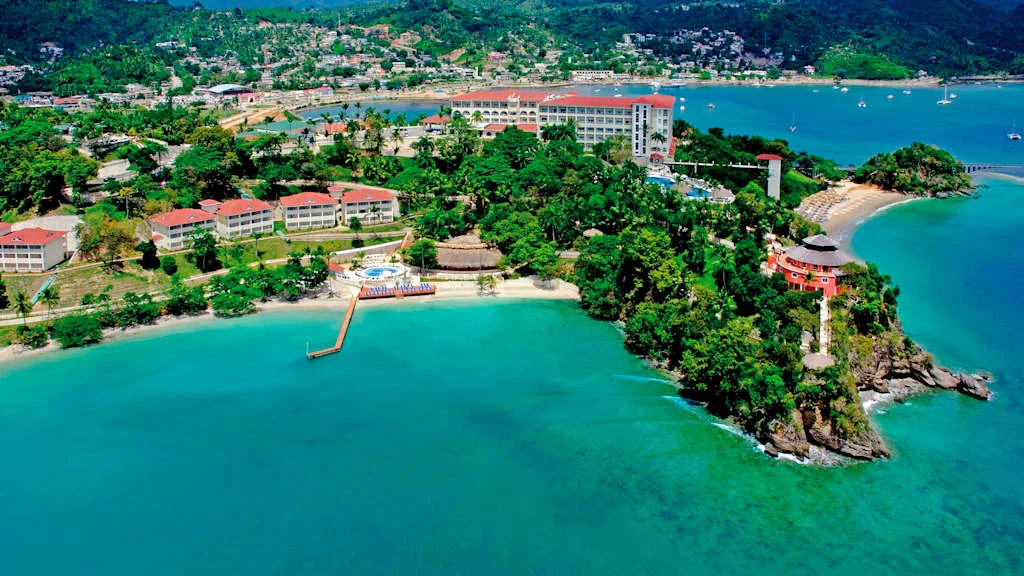 Une vue de loin du Eurostars Grand Cayacoa Samana avec Voyages Aqua Terra