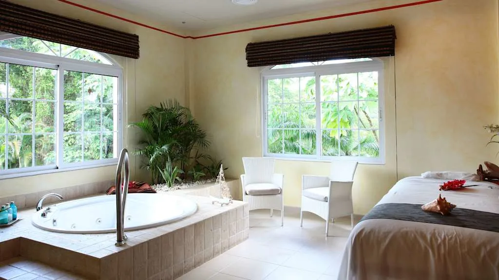 Une chambre avec un bain au Eurostars Grand Cayacoa Samana avec Voyages Aqua Terra