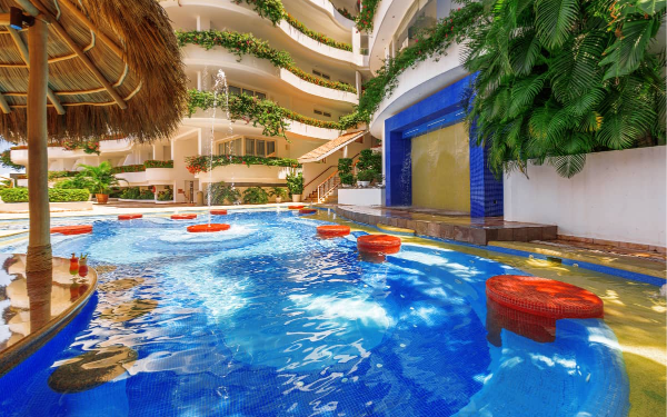 Piscine au Grand Miramar All Luxury Suites & Residence