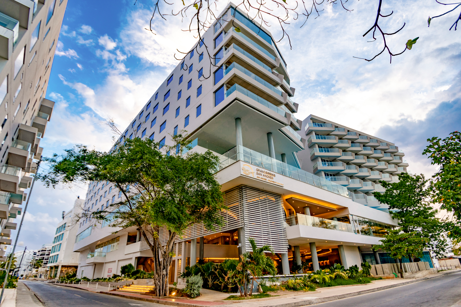 Une vue de la façade du Grand Sirenis San Andres Colombie avec Voyages Aqua Terra