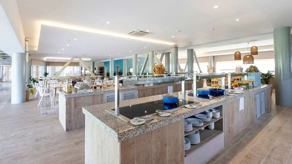 A restaurant buffet style at Grand Sirenis San Andres Colombie with Voyages Aqua Terra