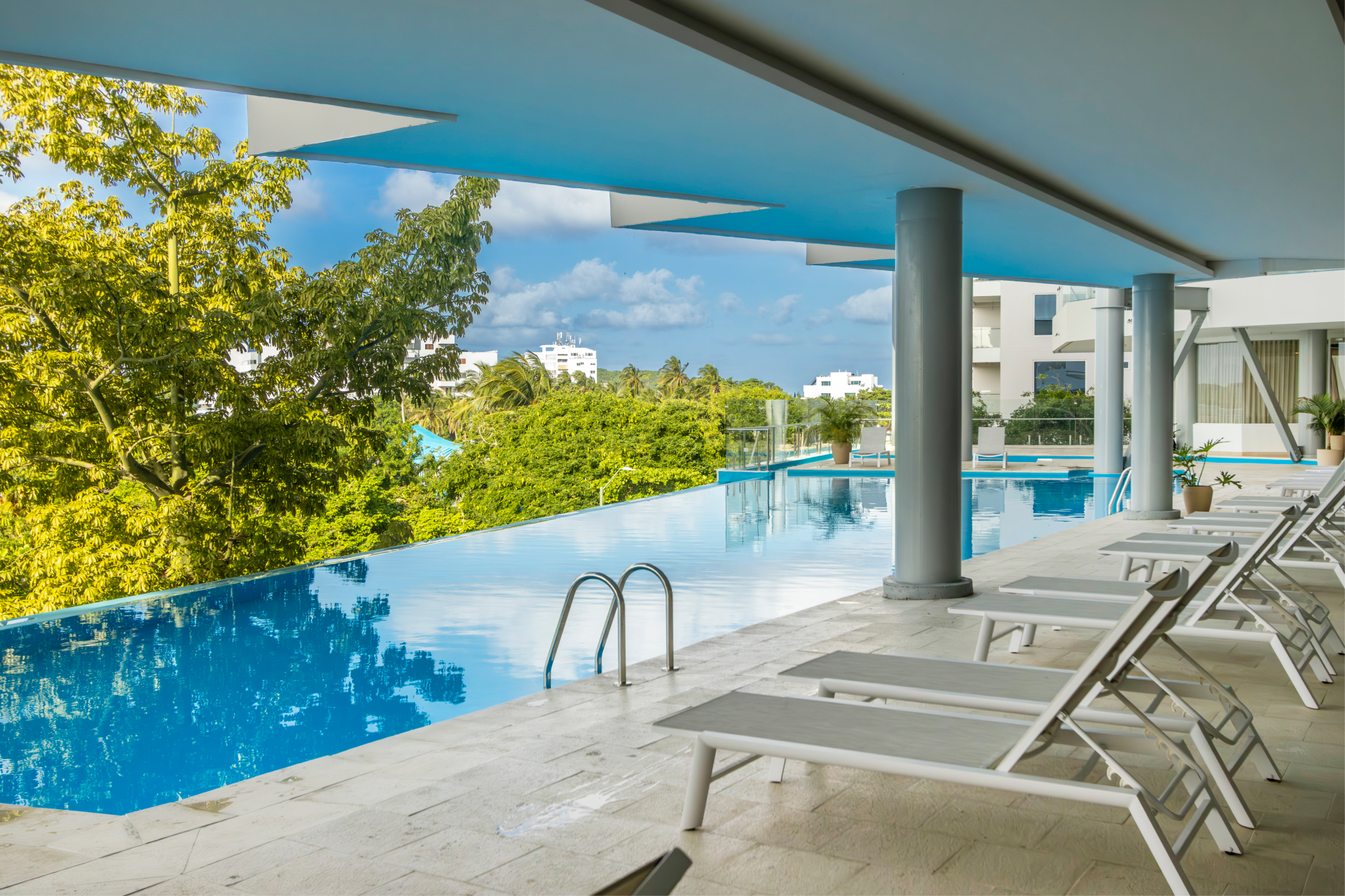 A blue pool and a beautifull view at Grand Sirenis San Andres Colombie with Voyages Aqua Terra