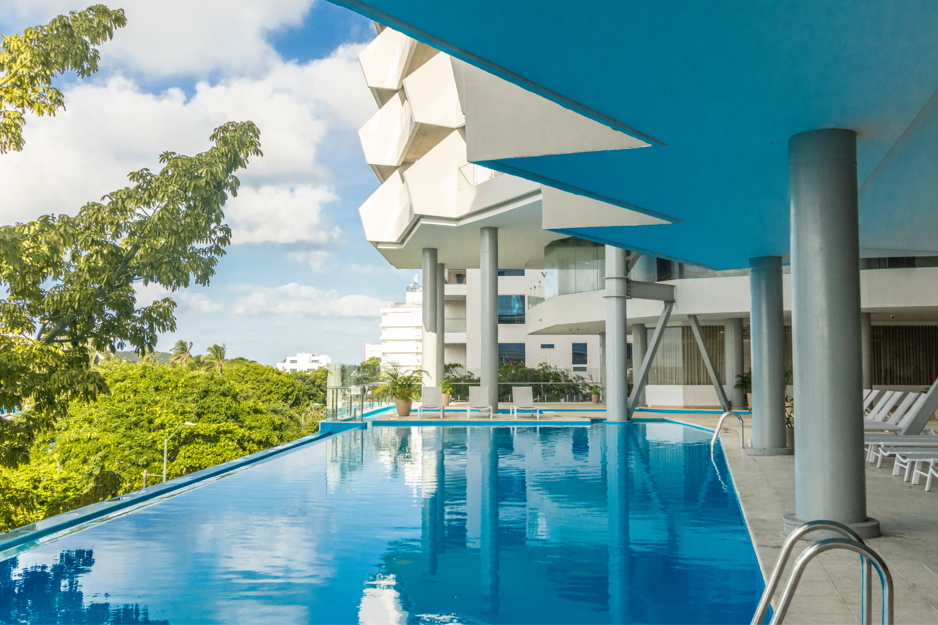 Une piscine bleue et une belle vue au Grand Sirenis San Andres Colombie avec Voyages Aqua Terra
