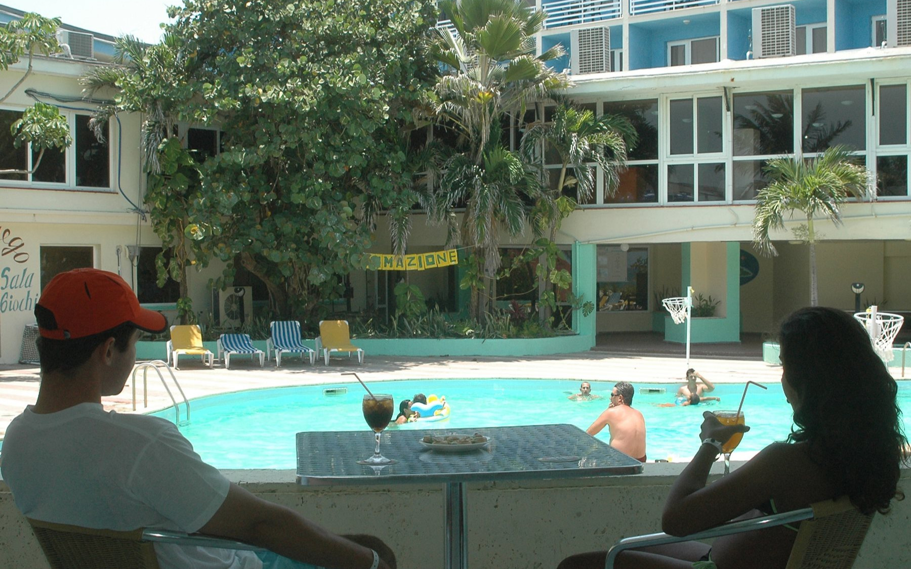 Swiming pool and bar