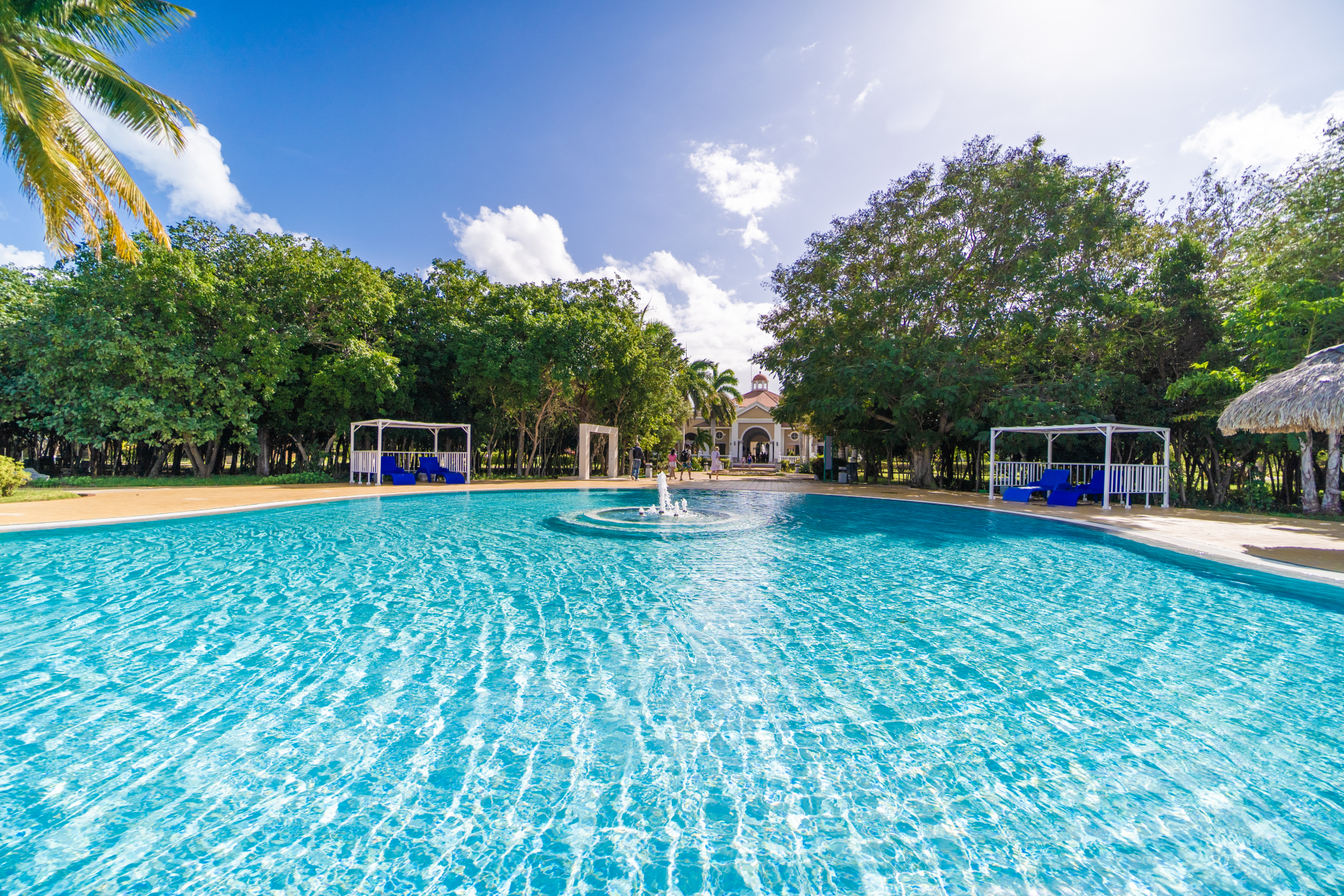 Piscine bleue au Resonance Blu Varadero Cuba avec Voyages Aqua Terra