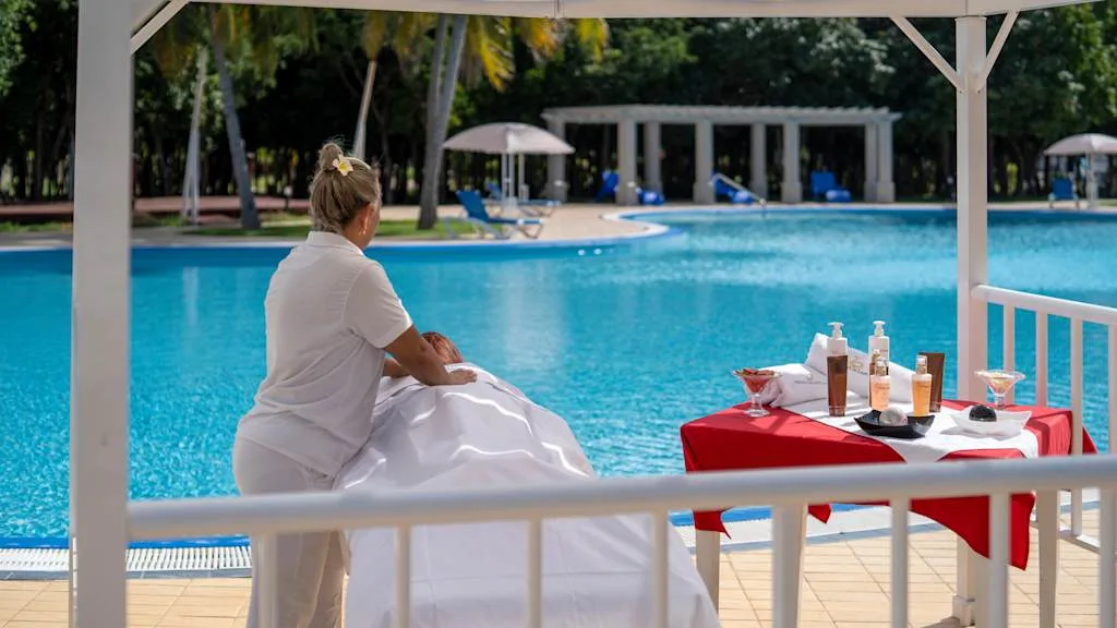 Un massage sur le bord de la piscine au Resonance Blu Varadero Cuba avec Voyages Aqua Terra