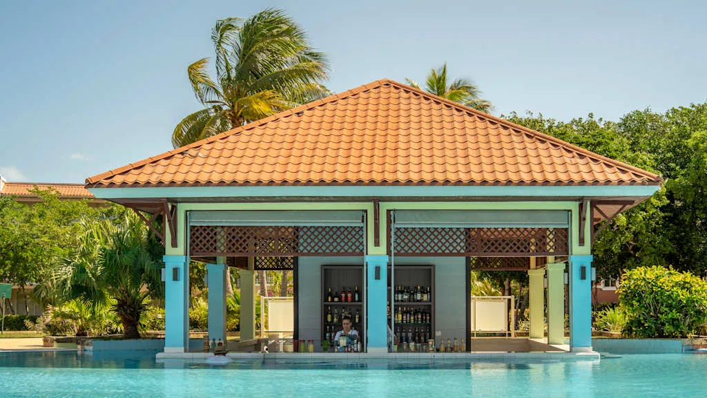 Un bar au niveau de la piscine au Resonance Blu Varadero Cuba avec Voyages Aqua Terra
