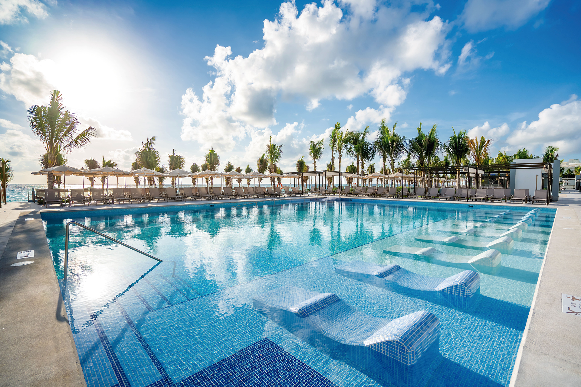 Riu Palace Kukulkan Zone Hôtelière de Cancun au Mexique Boulevard Kukulkan piscine avec palmiers et vue sur la mer