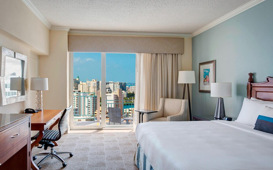 Chambre balcon vue ville